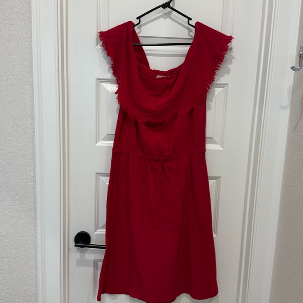Red dress. Can be worn off the shoulder or not 
Size medium.